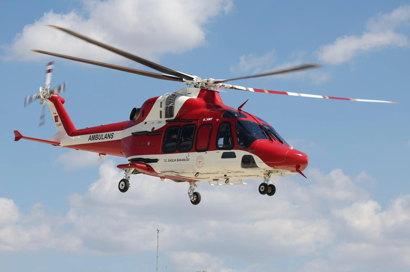 Bakan Memişoğlu, GÖKBEY Hava Ambulansı Testlerini İnceledi